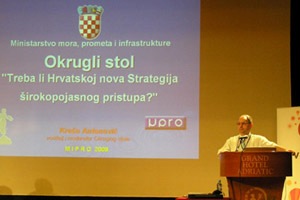 Opatija, 28. svibnja 2009. Krešo Antonović, ravnatelj Uprave za elektroničke komunikacije i poštu tijekom izlaganja na okruglom stolu u okviru Međunarodnog skupa za informacijske i komunikacijske tehnologije, elektroniku i mikroelektroniku - MIPRO 2009.